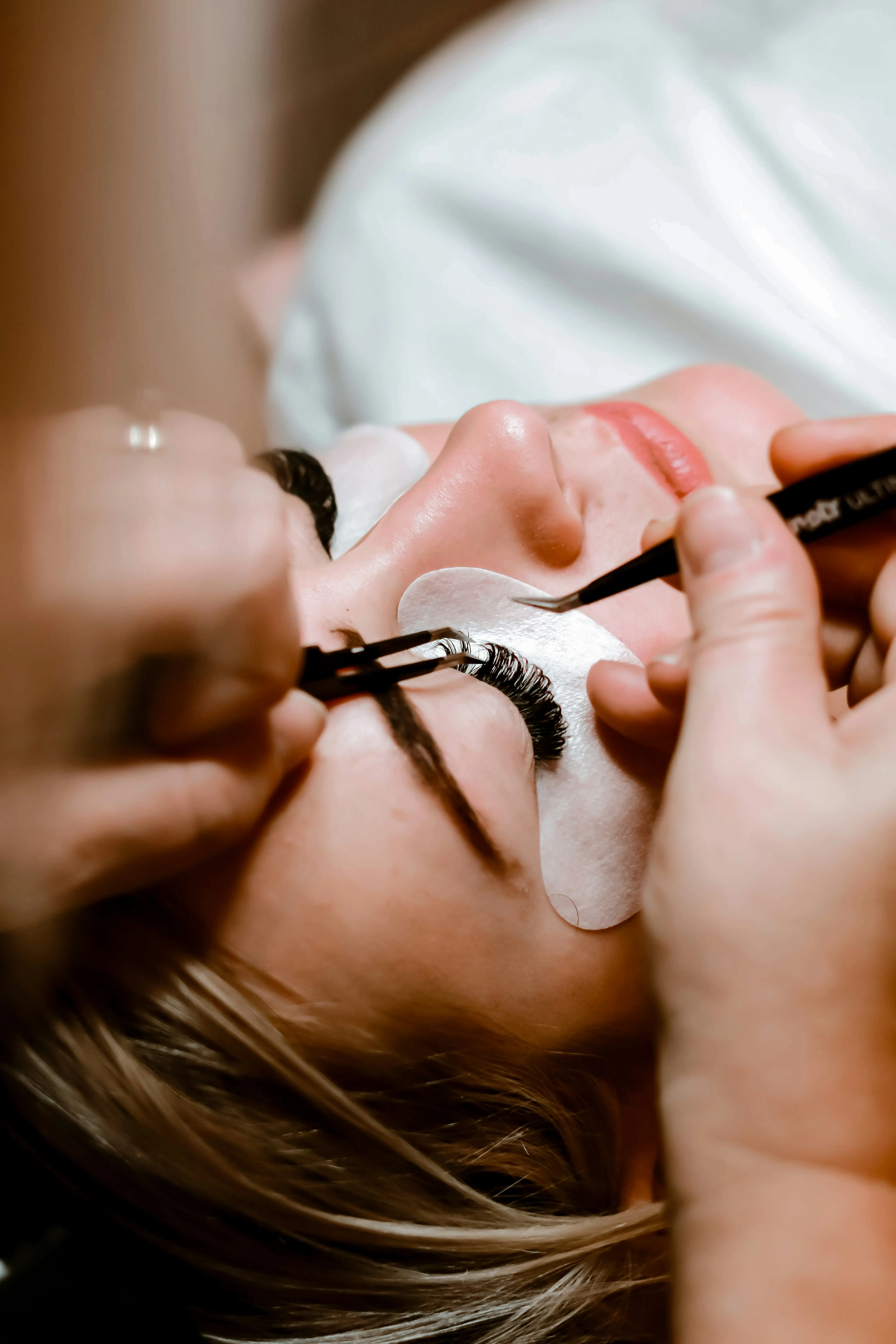 Understanding Different Lash Extension Materials: Choosing the Best Option for Your Clients